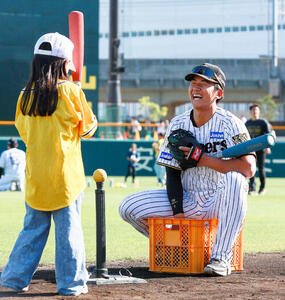 ウエスタン･リーグ阪神対広島　試合後、トライアルベースボールで児童たちと交流する阪神立石正広(撮影･上山淳一)