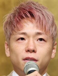 引退記者会見で涙を浮かべる武尊(撮影･宮地輝)
