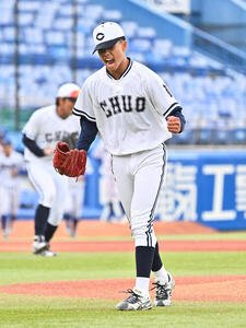 立正大対中大　9回表立正大2死一塁、藤崎凌太郎を遊ゴロに仕留め雄たけびを上げる西村一毅(撮影･滝沢徹郎)