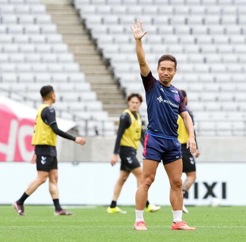 サポーターの声援に応える東京長友佑都(撮影･たえ見朱実)