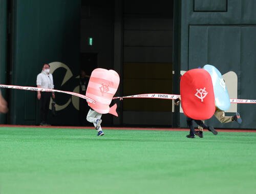 巨人対ヤクルト　すしレースはえびが1着(撮影･増田悦実)