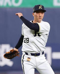 オリックス対ロッテ　4回表ロッテ2死、田嶋大樹は寺地隆成を投ゴロに打ち取る(撮影･上田博志)
