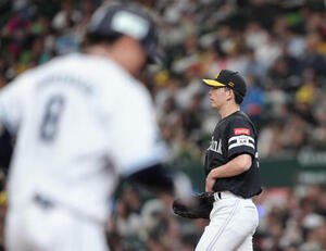 西武対ソフトバンク　2回裏西武1死満塁、渡部聖弥(左)に満塁本塁打を浴びた大関友久(撮影･足立雅史)