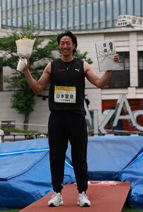 セイコーゴールデングランプリ2026プレイベントで｢ストリートボウタカ｣を披露する山本聖途。5メートル20を飛び優勝し目録と花束を手に笑顔(撮影･水谷安孝)