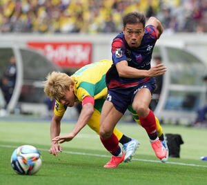 東京対千葉　後半、千葉高橋壱晟(左)と競り合う東京長友佑都(撮影･たえ見朱実)