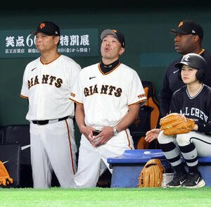 巨人対ヤクルト　ベンチで深呼吸する巨人阿部慎之助監督　(撮影･浅見桂子)