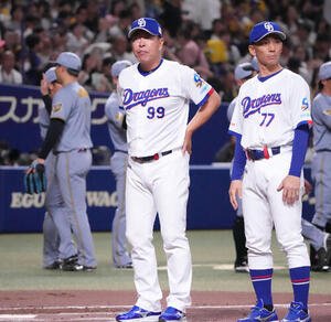 中日対阪神　試合終了、井上一樹監督(右から2人目)は整列しあいさつをする(撮影･森本幸一)