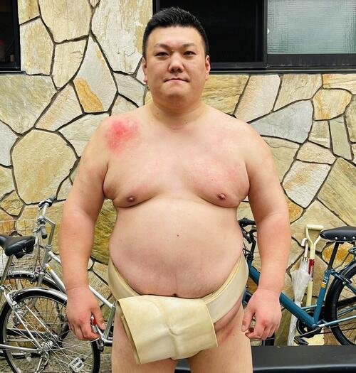 朝稽古で力士に胸を出している春日山親方(元関脇勢)