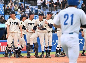 東洋大対青学大　タイブレークの10回裏青学大2死満塁、谷口勇人を左飛に打ち取り雄たけびを上げる谷公希(中央)(撮影･滝沢徹郎)