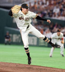 巨人対ヤクルト　7回表ヤクルト2死二、三塁、鈴木叶に投げ込む竹丸和幸(撮影･浅見桂子)