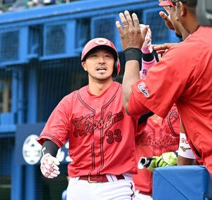 DeNA対広島　3回表広島2死一、二塁、先制3点本塁打を放ちナインらに迎えられる菊池涼介(撮影･千葉一成)