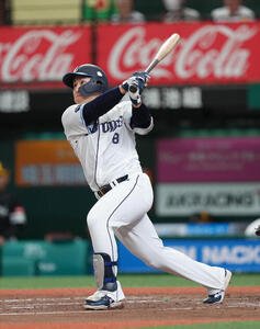 西武対ソフトバンク　2回裏西武1死満塁、渡部聖弥は左越えに満塁本塁打放つ(撮影･足立雅史)