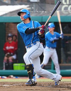 楽天対日本ハム　6回表日本ハム2死一、三塁、適時二塁打を放つ野村佑希(撮影･野上伸悟)