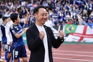 町田対横浜　横浜に勝利し、ガッツポーズする町田黒田剛監督(撮影･河田真司)