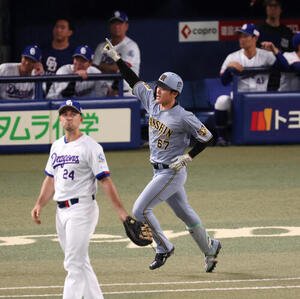 中日対阪神　6回表阪神無死一塁、高寺望夢は右越え2点本塁打を放ち腕を伸ばしてダイヤモンドを駆ける撮影･加藤哉)