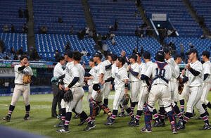 東都大学野球春季リーグ　亜大対国学院大　亜大に勝利し笑顔を見せる国学院大の選手たち(撮影･小島史椰)