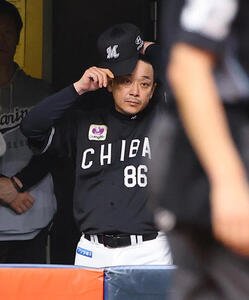 オリックス対ロッテ　ベンチで戦況を見守るサブロー監督(撮影･上田博志)