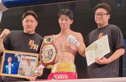 WBOアジア･パシフィック･フェザー級王座獲得に成功した武藤涼太(中央)は指導を受ける神足晶治トレーナー(左端)らと勝利を喜ぶ