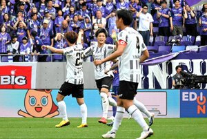 後半、同点ゴールを決めて仲間とタッチをかわす神戸のFW小松蓮(中央)=6日、エディオンピースウイング広島、上山浩也撮影