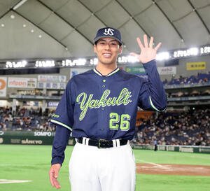 巨人対ヤクルト　両リーグトップとなる5勝目を挙げ｢5｣のポーズをとるヤクルト山野太一(撮影･浅見桂子)