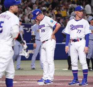 中日対阪神　試合終了、井上一樹監督(右から2人目)は整列しあいさつをする(撮影･森本幸一)