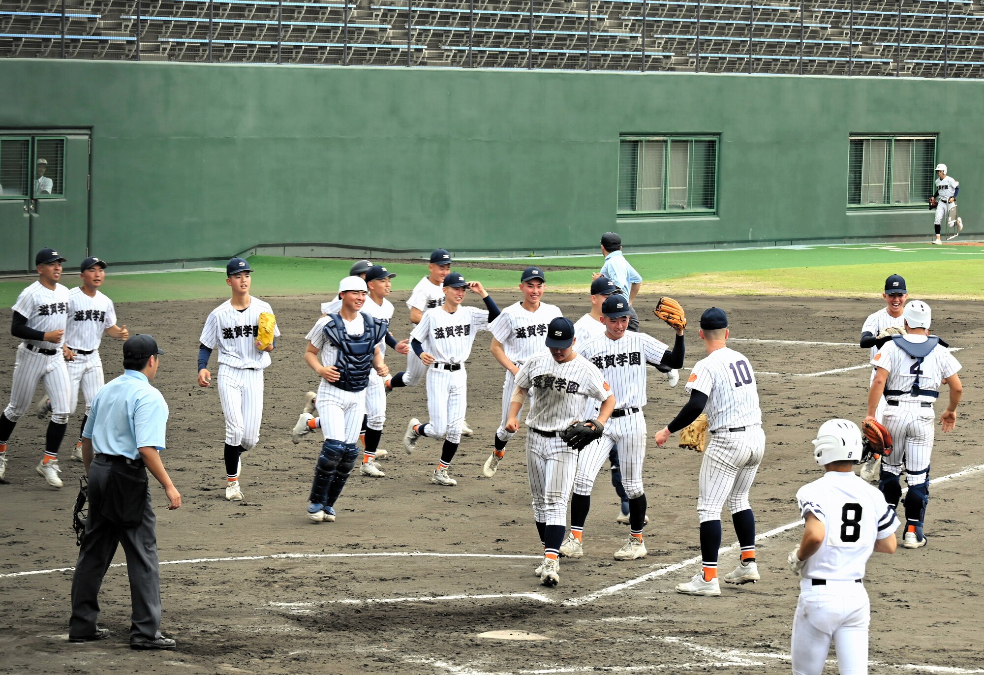 優勝した滋賀学園の選手ら=2026年5月6日午後2時22分、大津市のマイネットスタジアム皇子山、真常法彦撮影