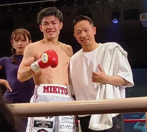 指導を受ける元世界2階級制覇王者粟生隆寛トレーナー(右)と再起戦勝利を喜ぶWBO世界同級4位中野幹士