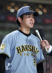 中日対阪神　完封勝利を挙げヒーローインタビューを受ける阪神高橋遥人(撮影･前田充)