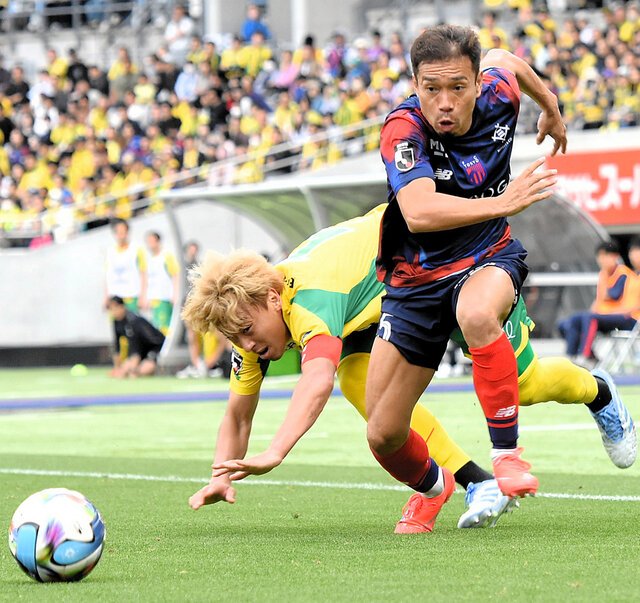後半、千葉の選手と競り合うFC東京の長友(右)＝塩谷耕吾撮影