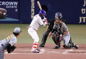 中日対阪神　3回裏中日2死、伏見寅威は高橋遥人の投球を身体で受ける。打者大島洋平(撮影･加藤哉)