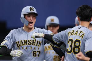 中日対阪神　6回表阪神無死一塁、先制2点本塁打を放ち、ナインに迎えられる高寺望夢(撮影･前田充)