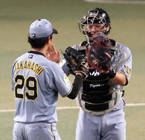中日対阪神　中日に勝利し高橋遥人(左)とタッチする阪神伏見寅威　(撮影･加藤哉)