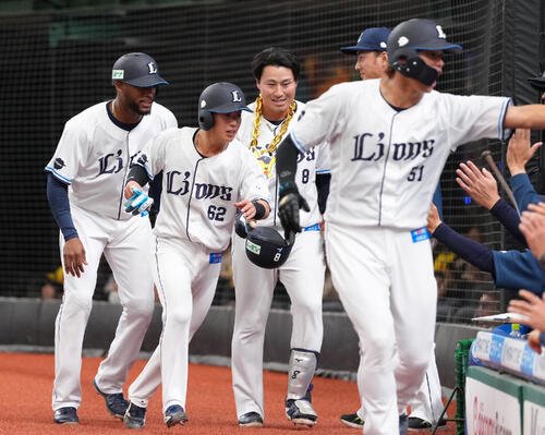 西武対ソフトバンク　2回裏西武1死満塁、満塁本塁打を放ち笑顔を見せる渡部聖弥(中央)(撮影･足立雅史)