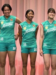 今季限りで大阪M退団の宮部愛芽世(中央)はインスタで今季終了のあいさつを行った(2025年9月撮影)