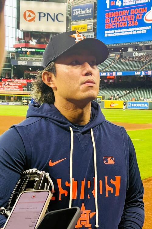 練習後、メディア対応を行うアストロズ今井