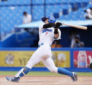 東都大学野球春季リーグ　青学大対東洋大　9回表青学大1死満塁、満塁本塁打を放つ渡部海(撮影･小島史椰)