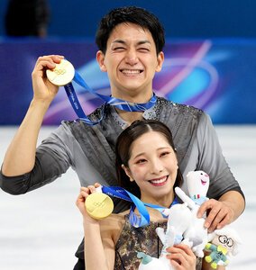 フィギュアスケートペアで金メダルを獲得した｢りくりゅう｣の三浦璃来さんと木原龍一さん=2026年2月16日、イタリア･ミラノ、西岡臣撮影