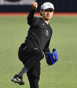 キャッチボールを行うソフトバンク上沢直之(撮影･岩下翔太)