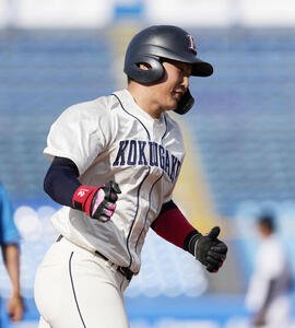 国学院大対亜大　3回表国学院大2死満塁、満塁本塁打を放ちガッツポーズをする花田悠月(撮影･小島史椰)