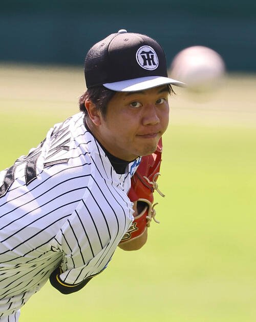 キャッチボールをする阪神才木浩人(撮影･上田博志)