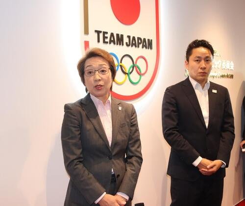 28年ロサンゼルス五輪予選シリーズの東京開催決定を受け、取材に応じるJOC橋本聖子会長(左)と太田雄貴専務理事(撮影･保坂果那)
