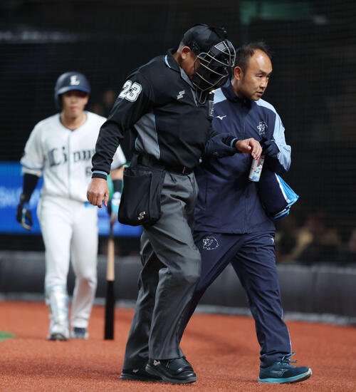 4月3日西武対楽天　4回裏西武無死満塁、打者カナリオの時、深谷球審が負傷し一時試合中断となる