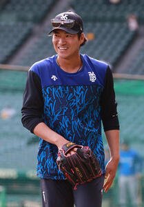 阪神対DeNA　試合前、リラックスした表情を見せるDeNA岩田将貴(撮影･上山淳一)