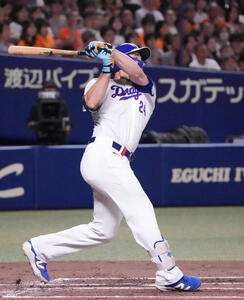 中日対巨人　2回裏中日無死一塁、2点本塁打を放つジェイソン･ボスラー(撮影･森本幸一)