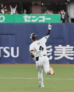 オリックス対日本ハム　4回裏オリックス無死一塁、森友哉は逆転2点本塁打を放つ(撮影･宮崎幸一)
