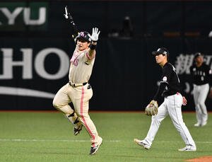 ソフトバンク対ロッテ　9回裏ソフトバンク2死二塁、右翼へサヨナラ二塁打を放ち歓喜する谷川原健太(撮影･岩下翔太)