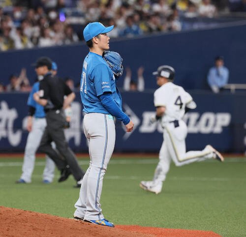 オリックス対日本ハム　8回裏オリックスう2死、玉井大翔は森友哉に右翼へ本塁打を浴びる　(撮影･宮崎幸一)