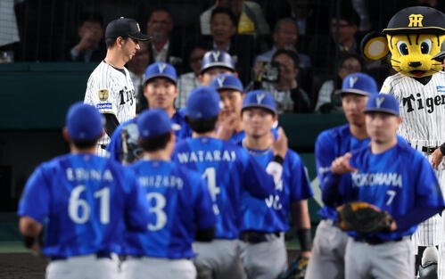 阪神対DeNA DeNAに敗れスタンドへのあいさつのためグラウンドへ出る阪神藤川球児監督(撮影･加藤哉)