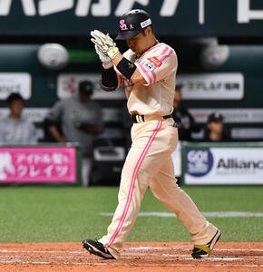 ソフトバンク対ロッテ　3回裏ソフトバンク2死一塁、先制の右越え2点本塁打を放ち、手をたたきながら生還する近藤健介(撮影･岩下翔太)