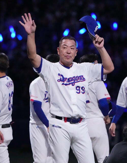 中日対巨人　試合終了、スタンドの観客に挨拶をする井上一樹監督(撮影･森本幸一)